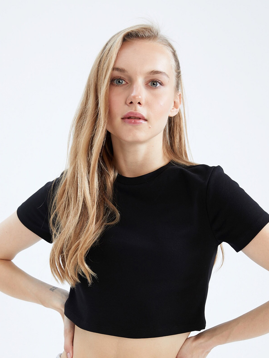 

DeFacto Round Neck Crop T-shirt, Black