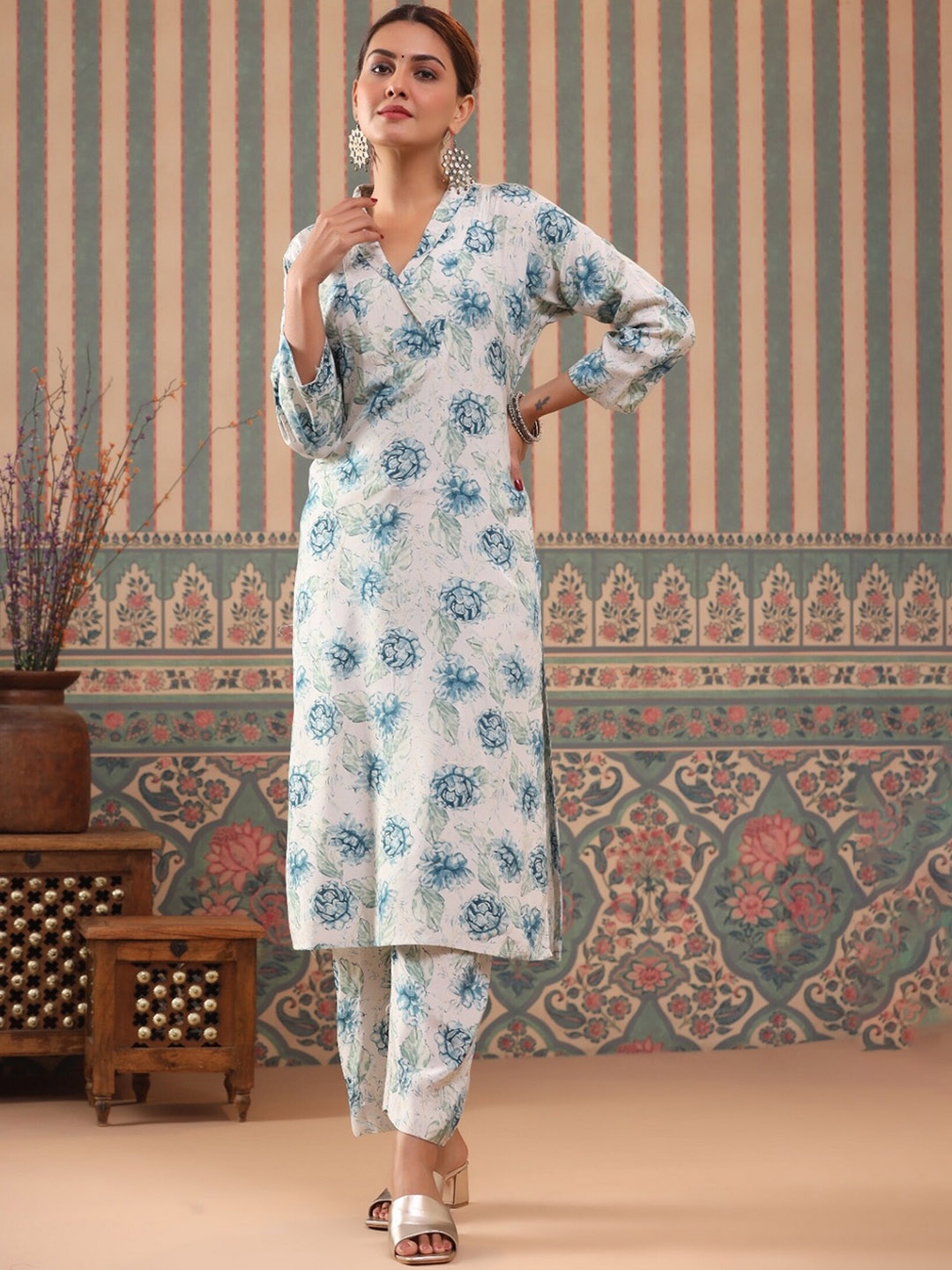 

EtnicaWear Spread Collar Floral Printed Linen Straight Kurta With Trousers, Green
