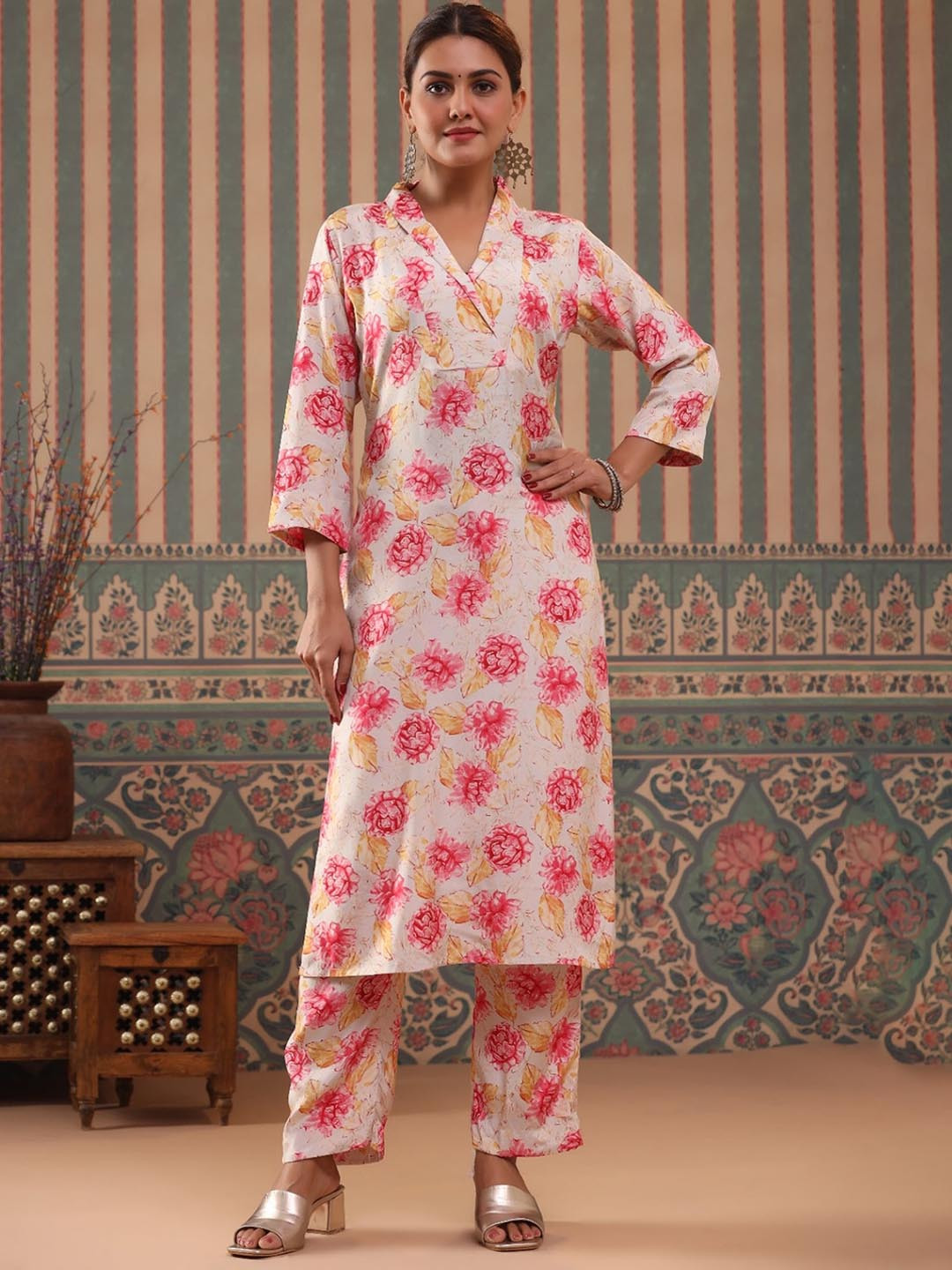 

EtnicaWear Spread Collar Floral Printed Linen Straight Kurta With Trousers, Pink