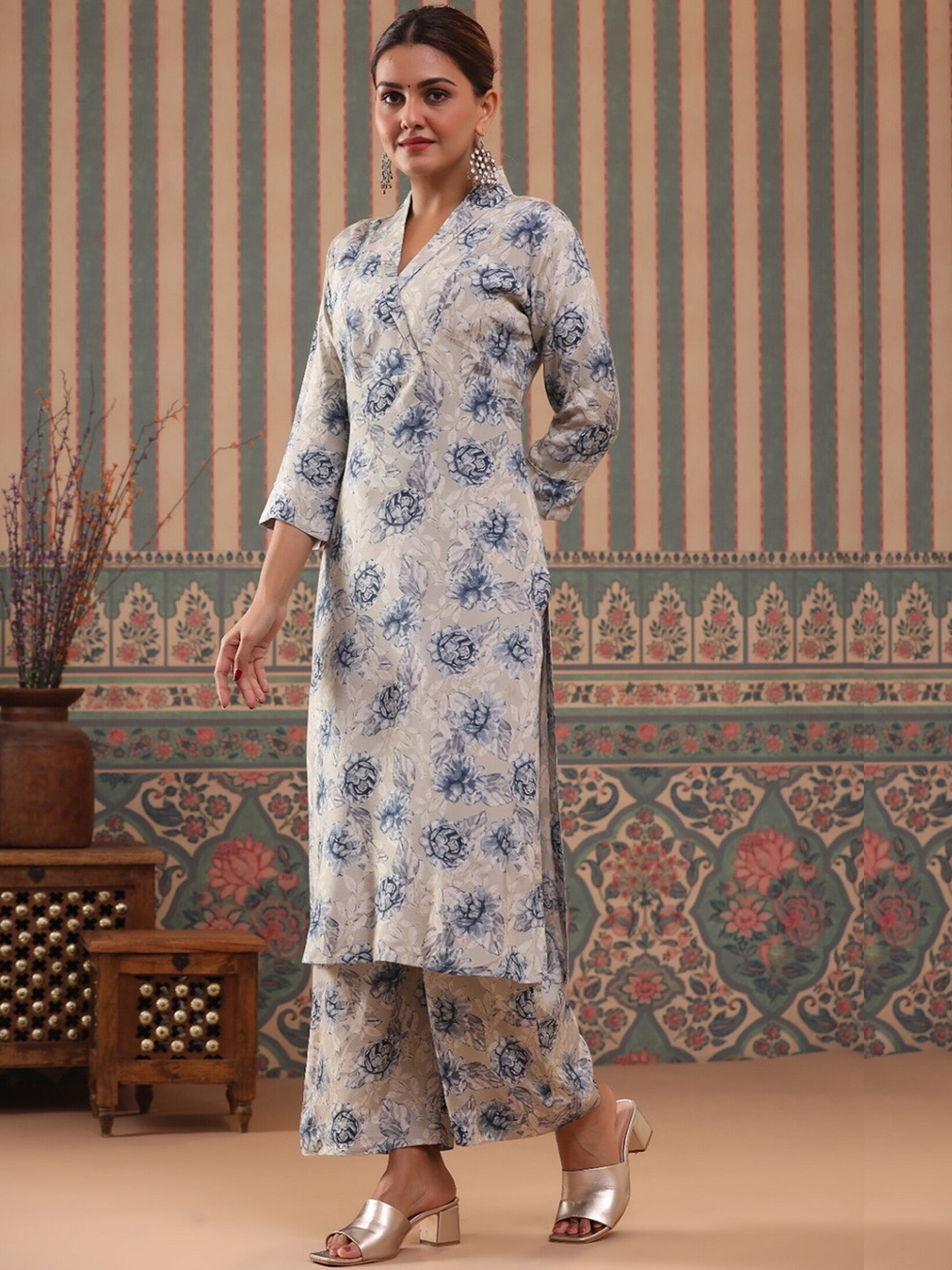 

EtnicaWear Spread Collar Floral Printed Linen Straight Kurta with Palazzos, Blue