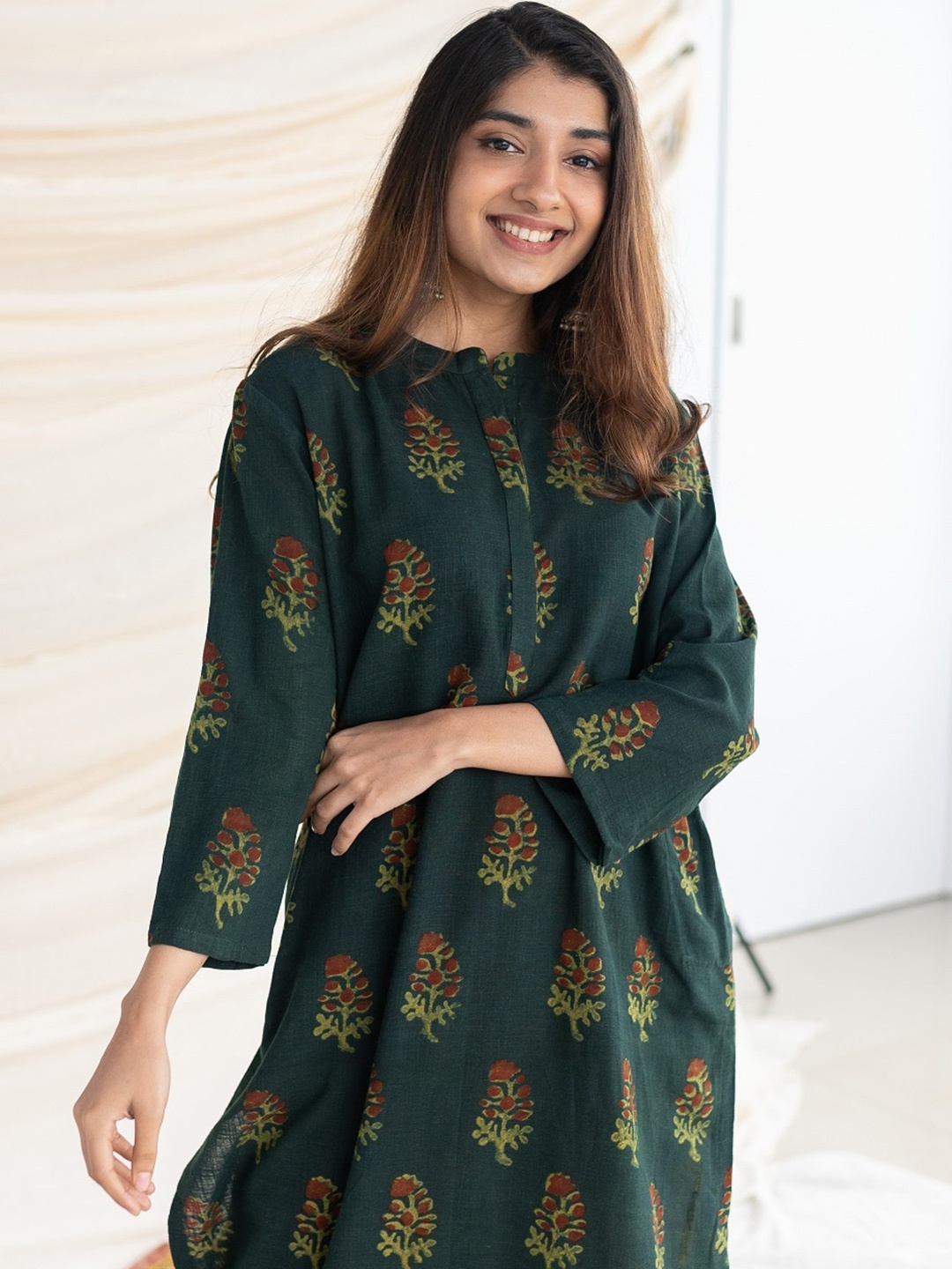

THE INDIAN ETHNIC CO Floral Printed Cotton Straight Kurta, Green