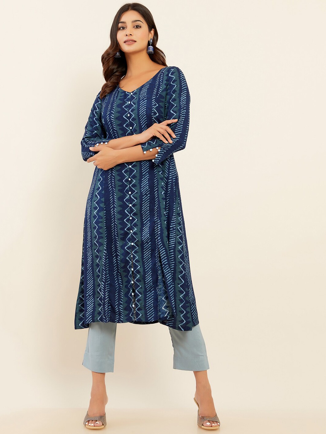 

Maybell Printed A-line Front-Slit Kurta with Trousers Set, Blue