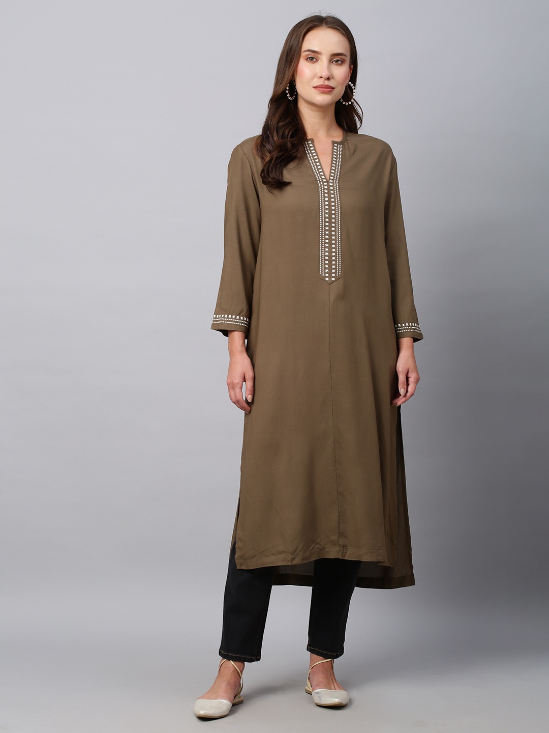 

Modern Indian by CHEMISTRY Mandarin Collar Thread Work Kurta, Olive