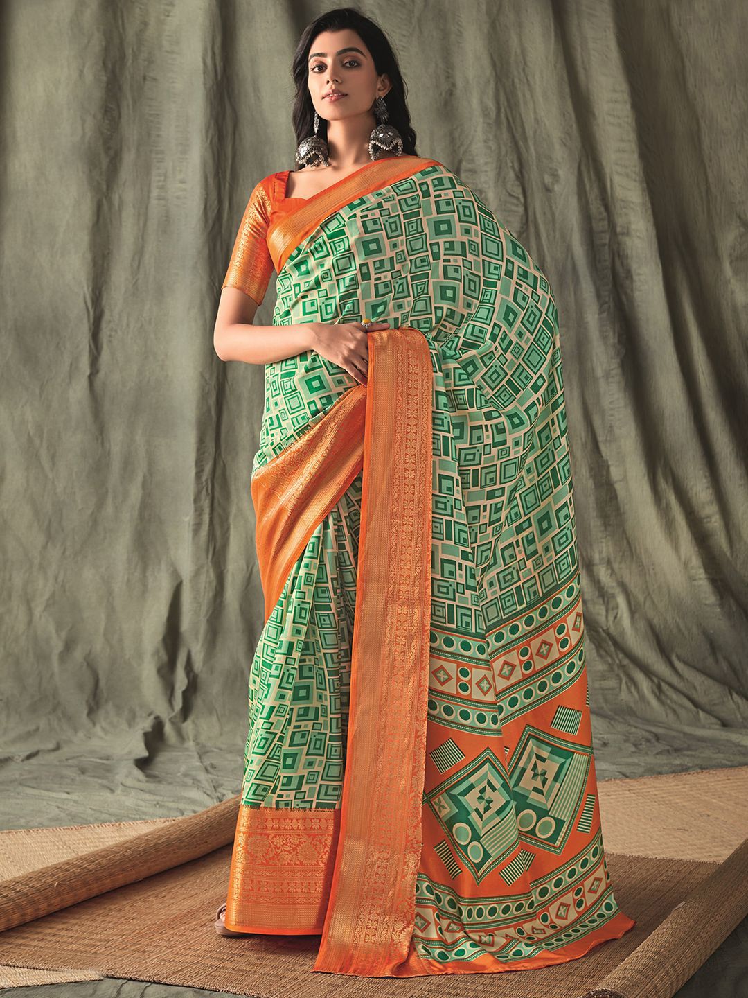

Satrani Geometric Printed Zari Banarasi Saree, Green