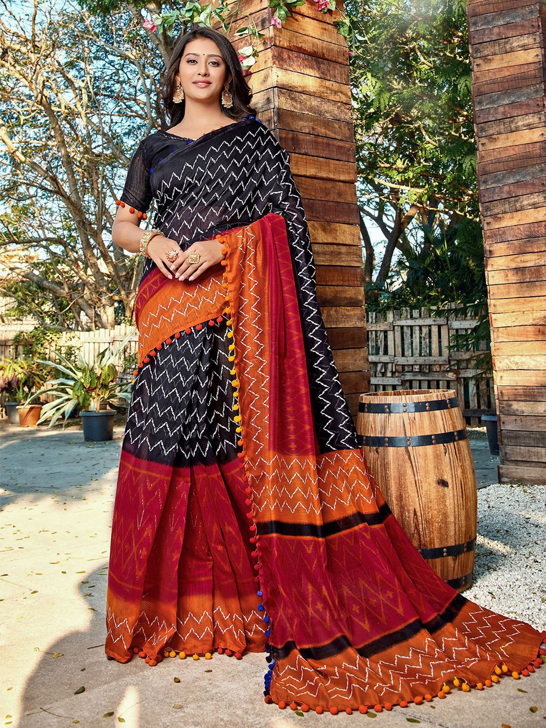 

Satrani Geometric Printed Saree, Black