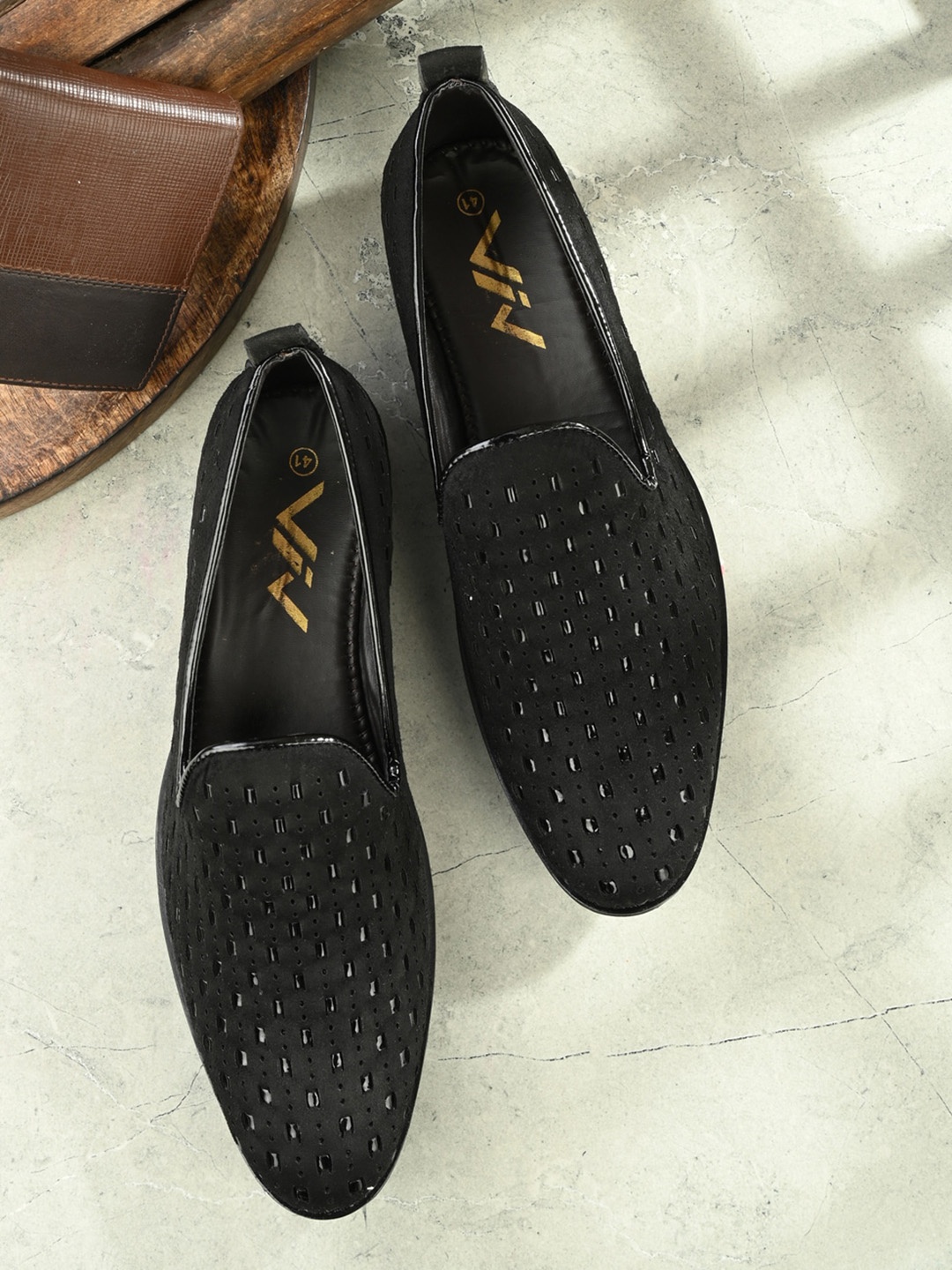 

VIV Men Textured Suede Padded Insole Mojaris, Black