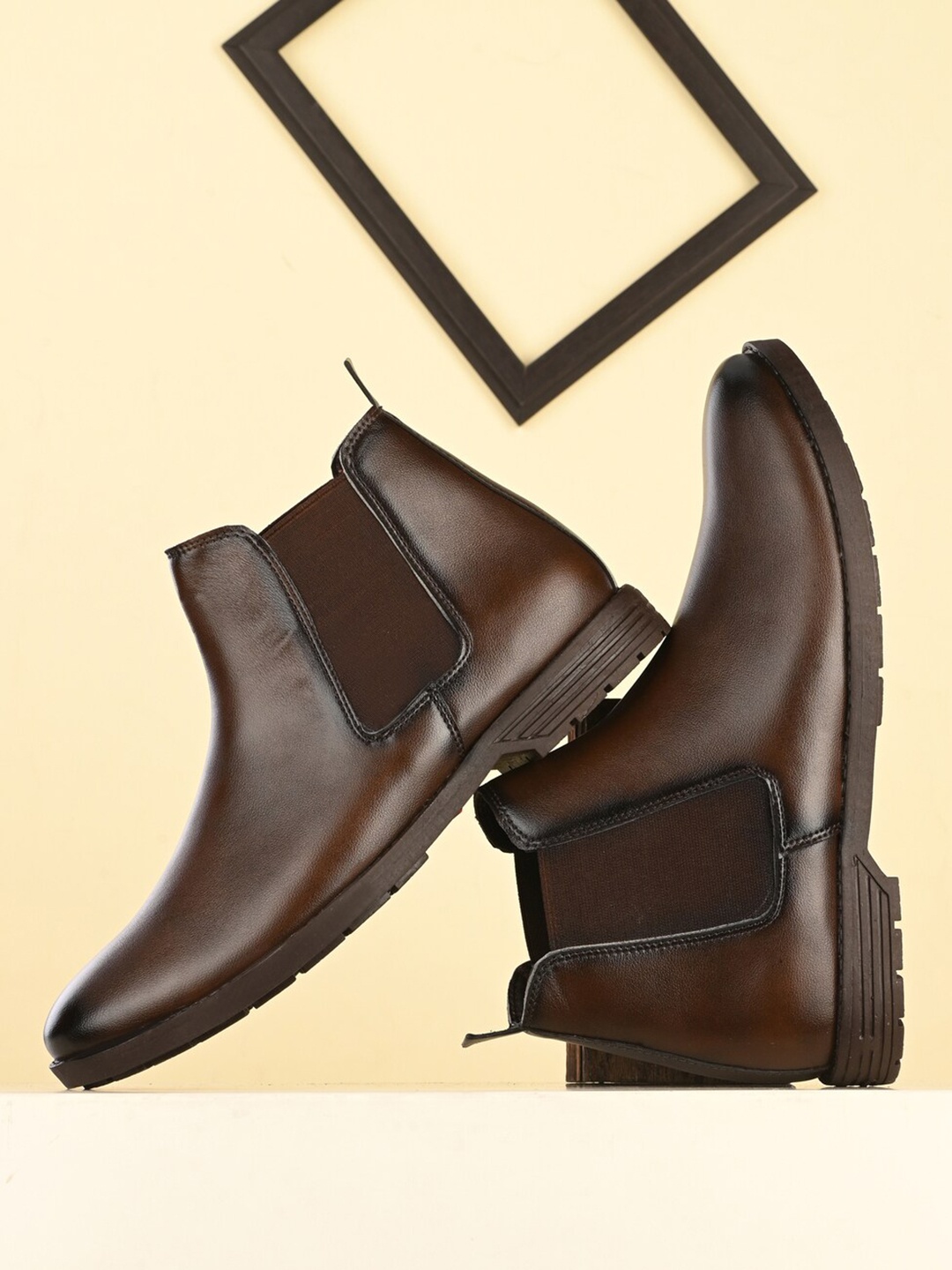 

VIV Men Round-Toe Mid-Top Chelsea Boots, Brown