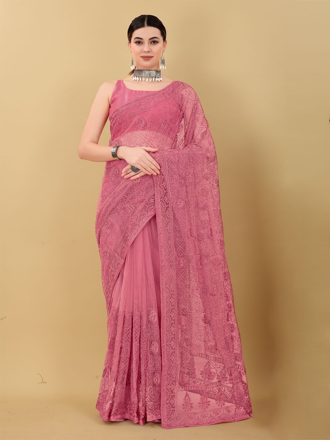 

VAIRAGEE Floral Embroidered Net Saree, Peach
