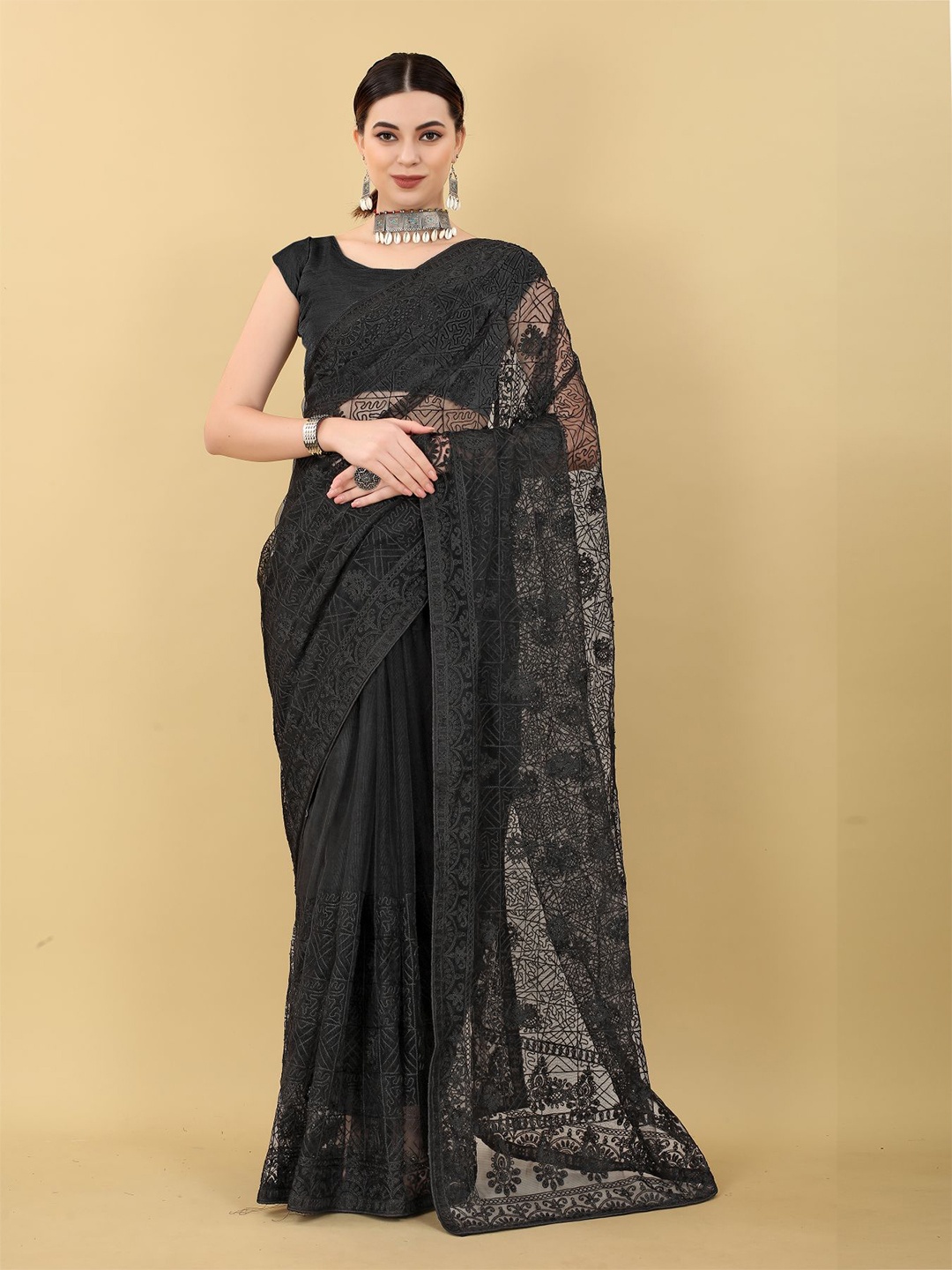 

VAIRAGEE Floral Embroidered Net Saree, Black
