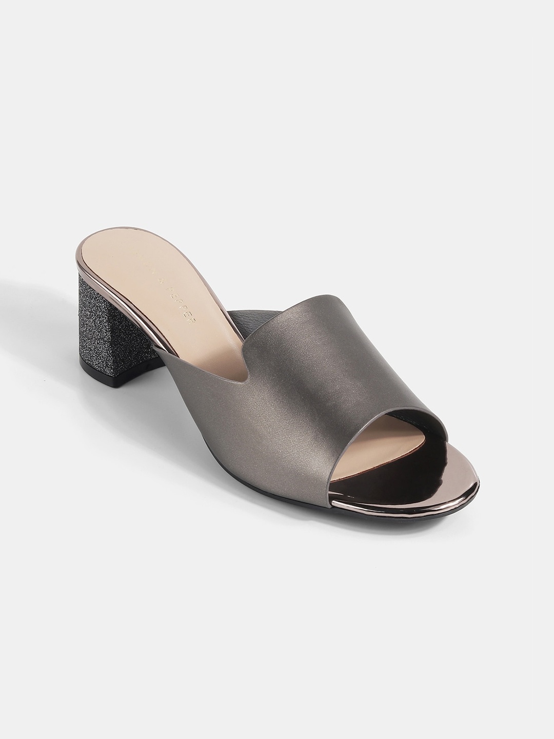

LEMON & PEPPER Solid PU Block Mules, Metallic