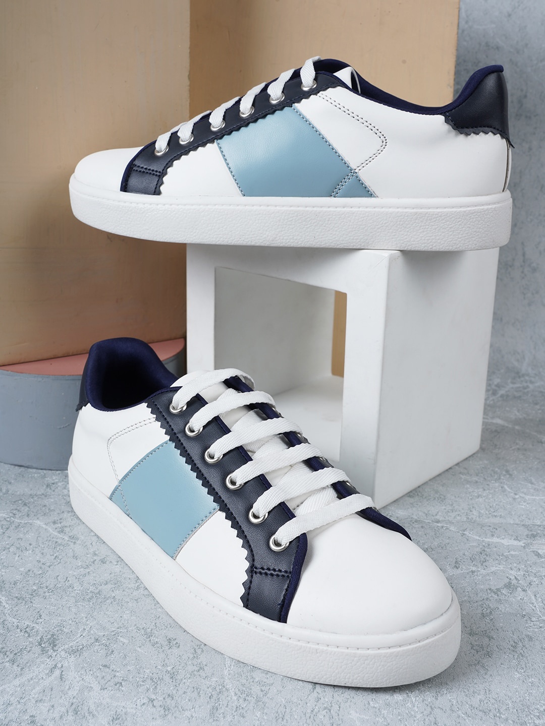 

Carlton London sports Women Colourblocked Sneakers, White