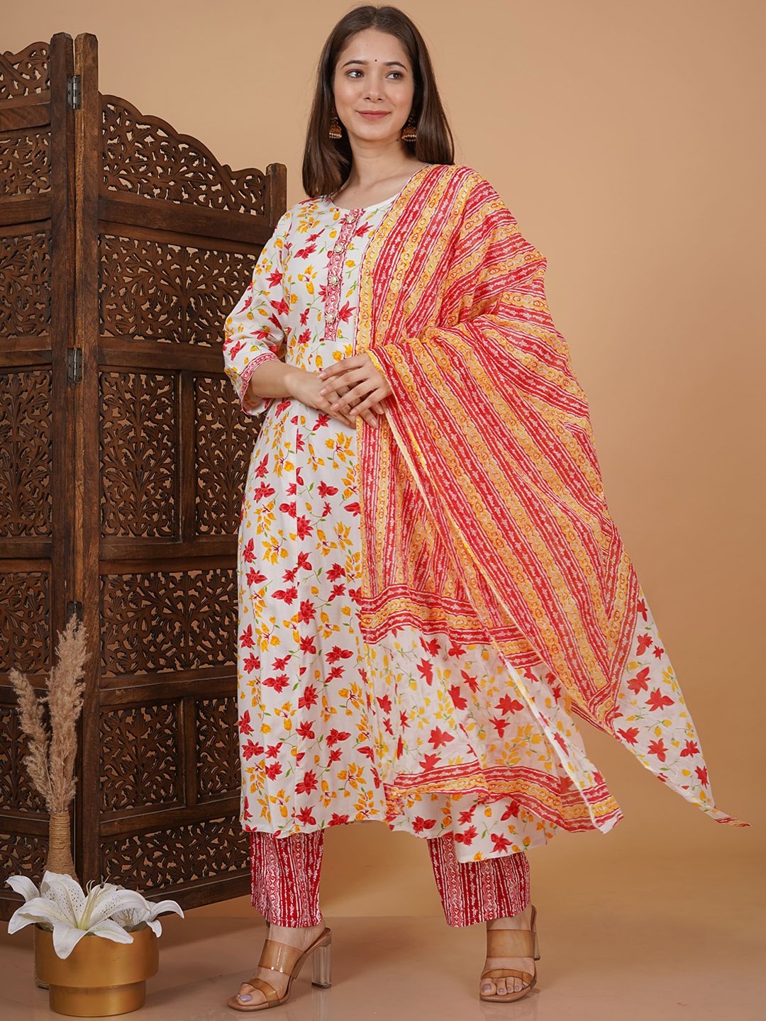 

misbis Floral Printed A-Line Three-Quarter Sleeves Kurta & Trousers With Dupatta, White