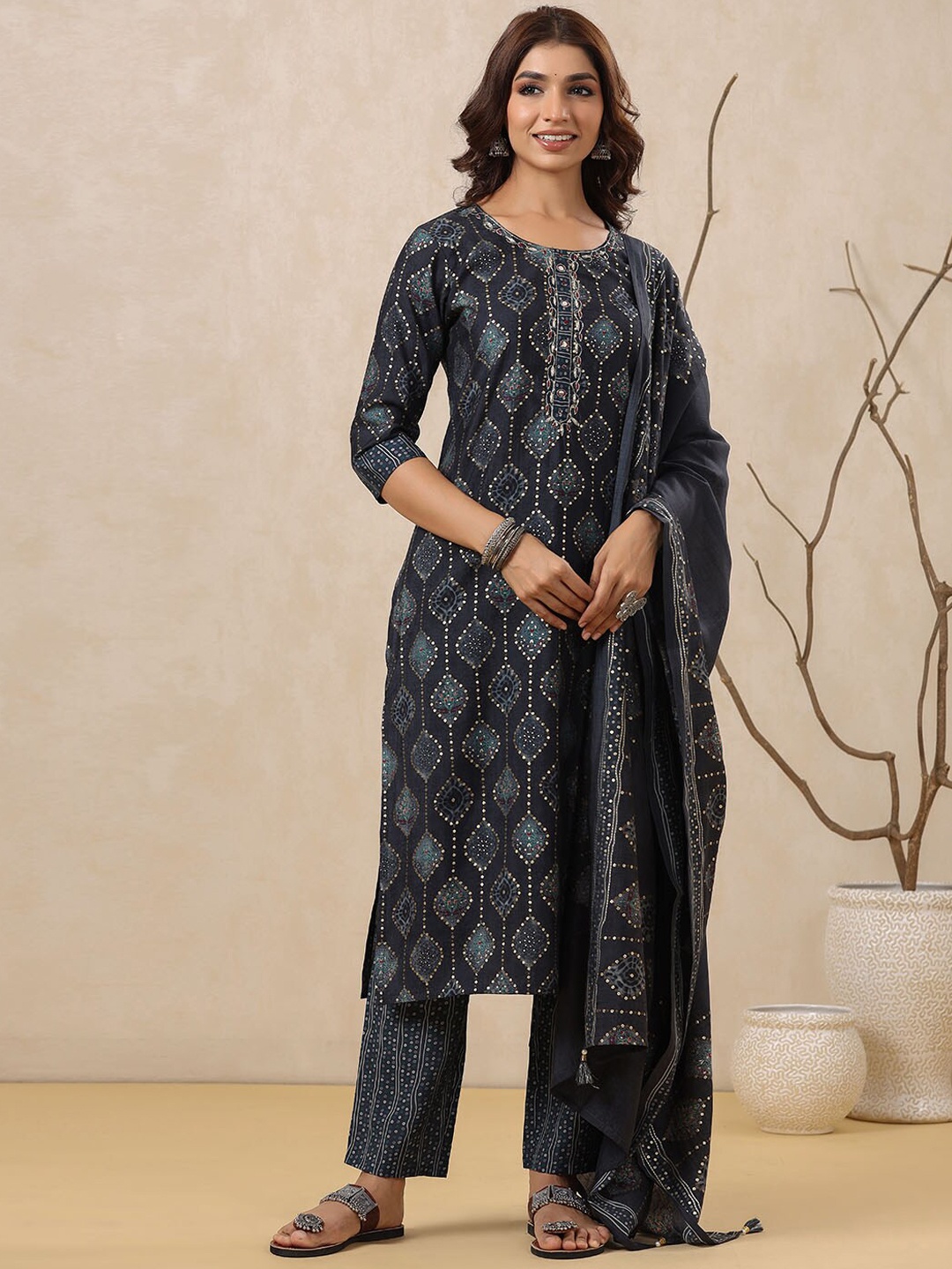 

Meena Bazaar Women Printed Kurta with Trousers &Dupatta, Grey