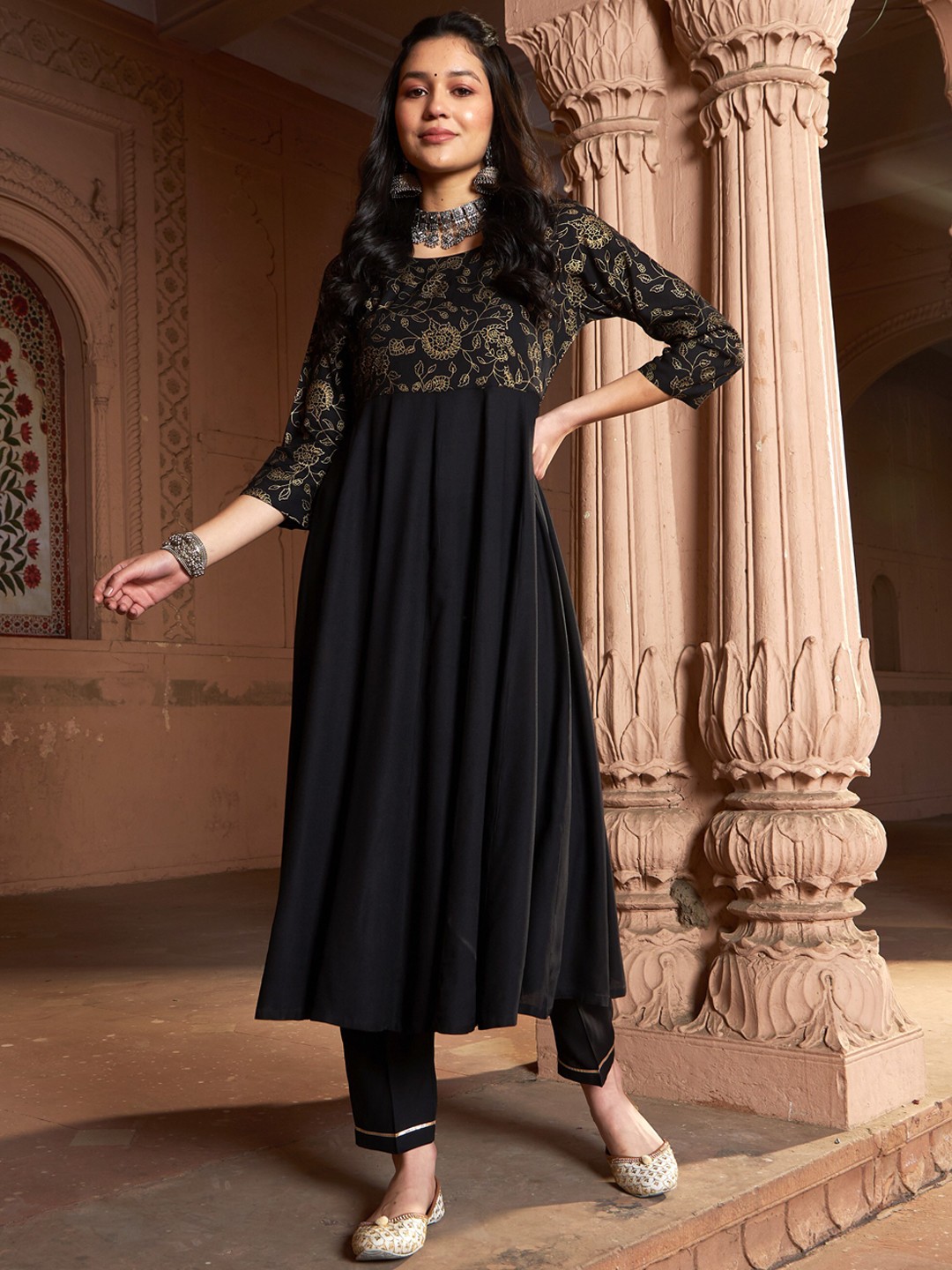 

Shae by SASSAFRAS Floral Printed A-Line Kurta with Trousers, Black