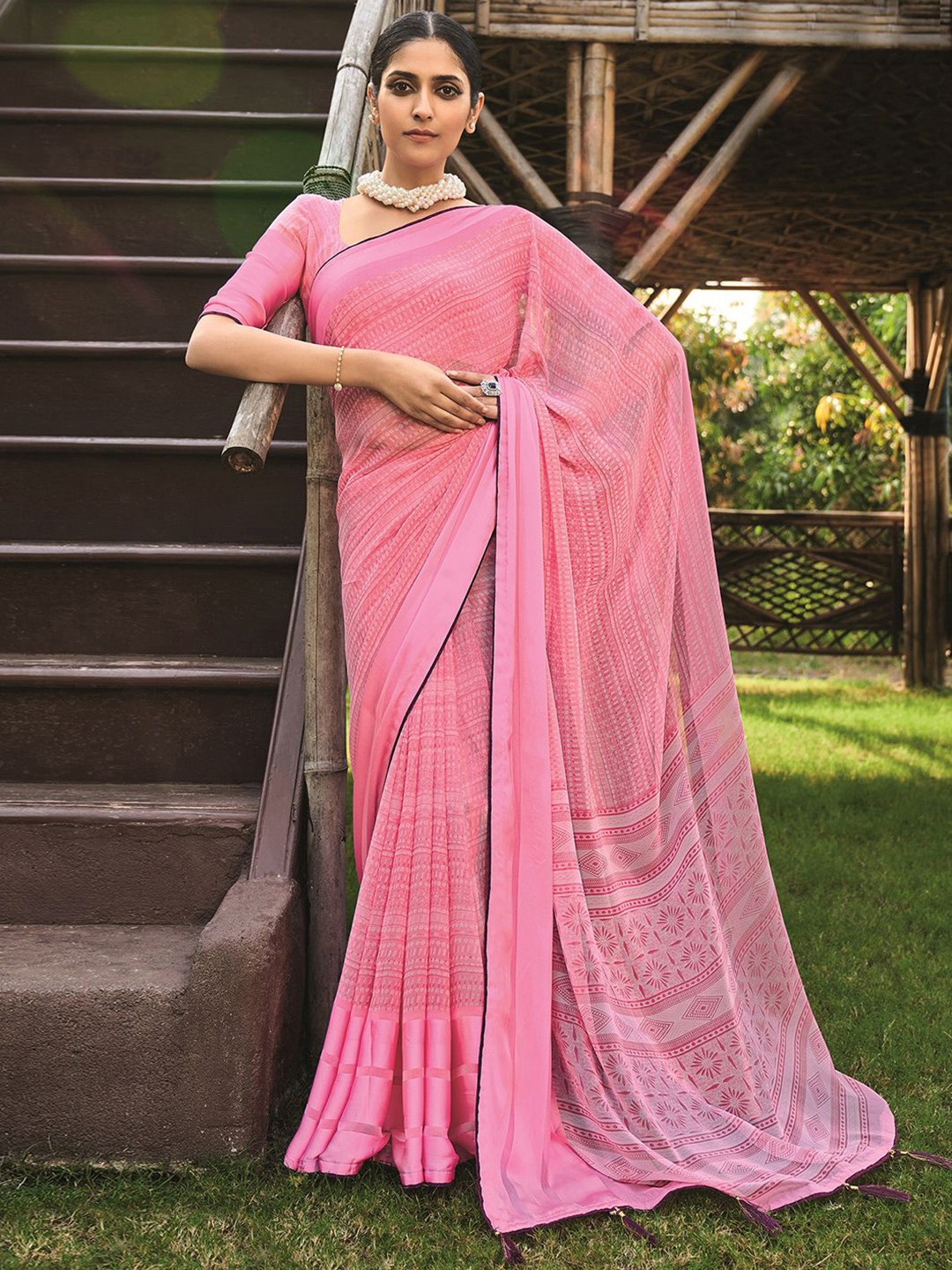

Satrani Geometric Printed Saree, Pink
