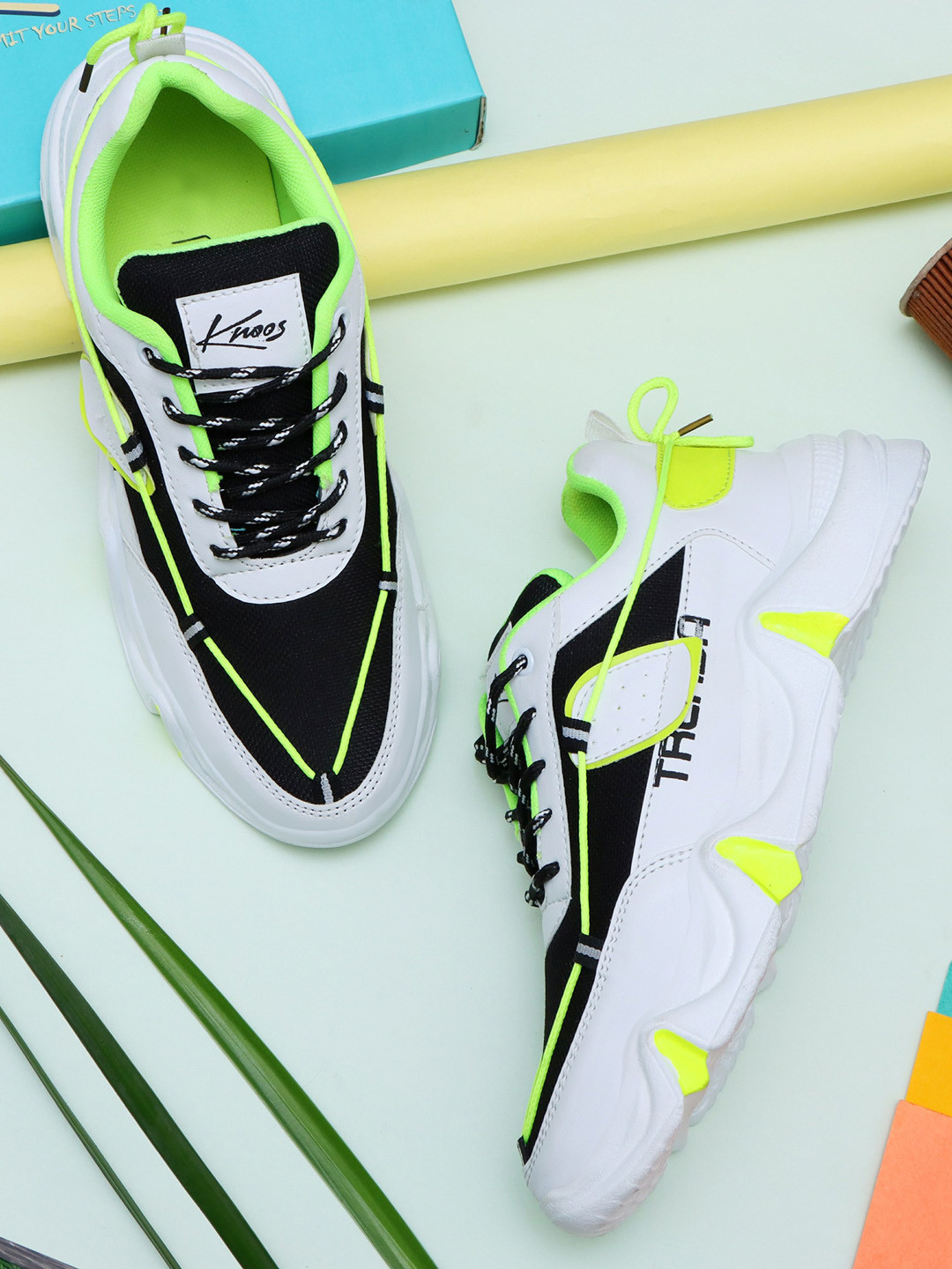 

knoos Men Black Colourblocked Sneakers