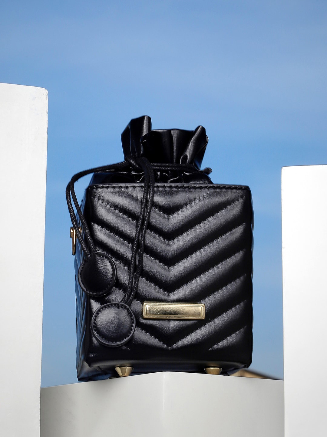 

HAUTE SAUCE by Campus Sutra Structured Sling Bag with Quilted, Black