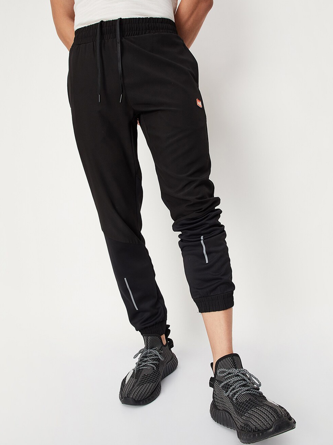 

max Men Mid-Rise Joggers, Black