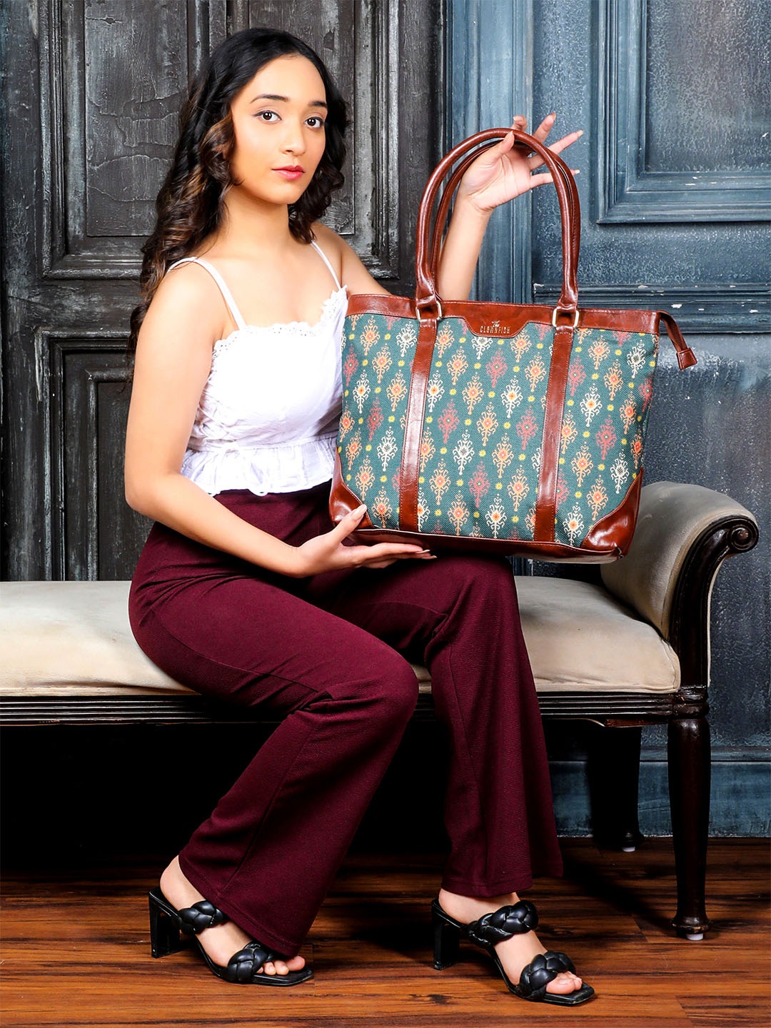 

THE CLOWNFISH Miranda Women Ethnic Motifs Printed Jute Laptop Bag, Green