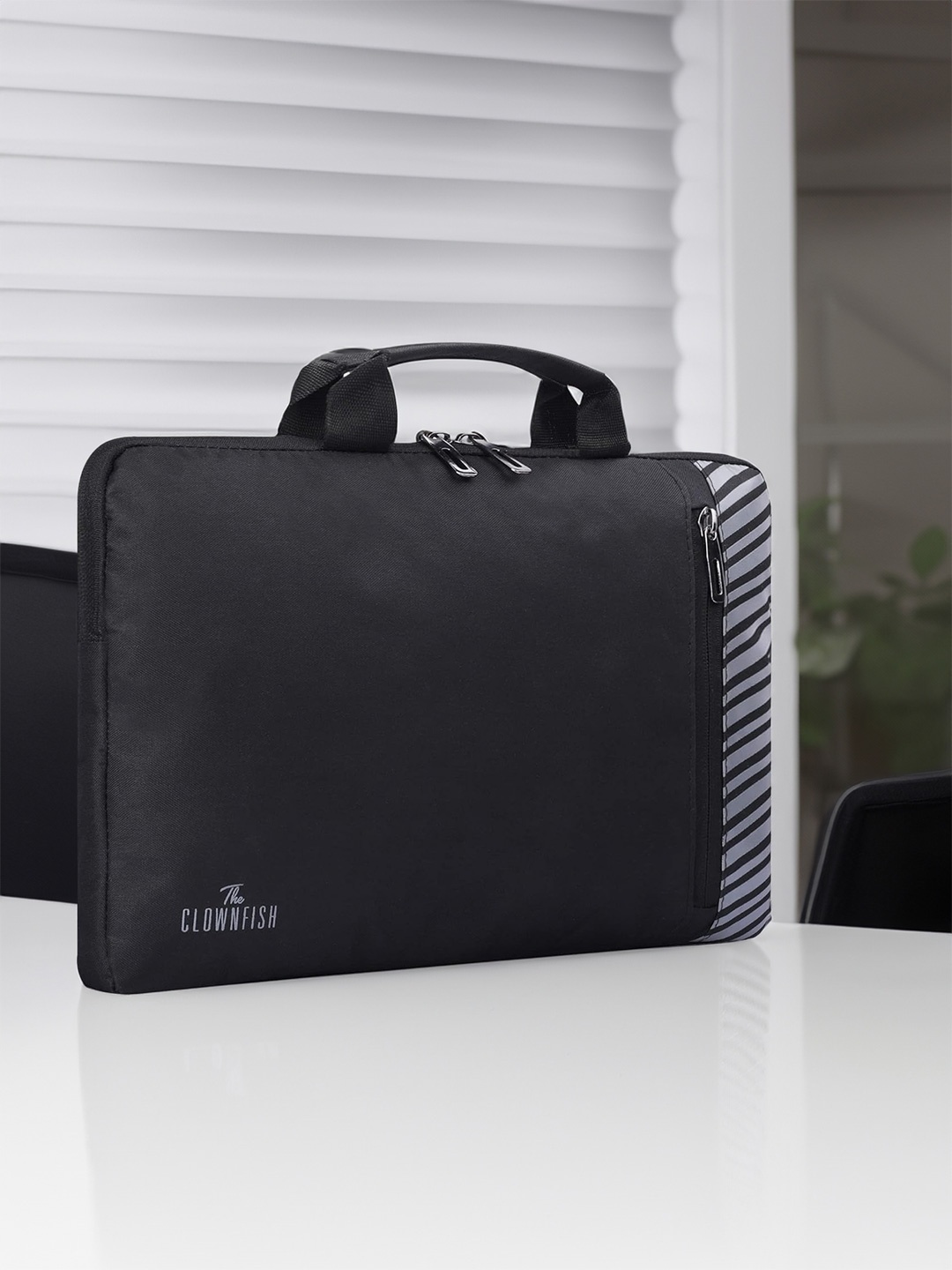 

THE CLOWNFISH Rex Solid Comfort Padded Laptop Sleeve, Black