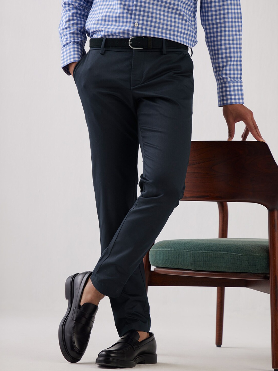 

Andamen Men Mid Rise Easy Wash Slant Pocket Chinos, Navy blue