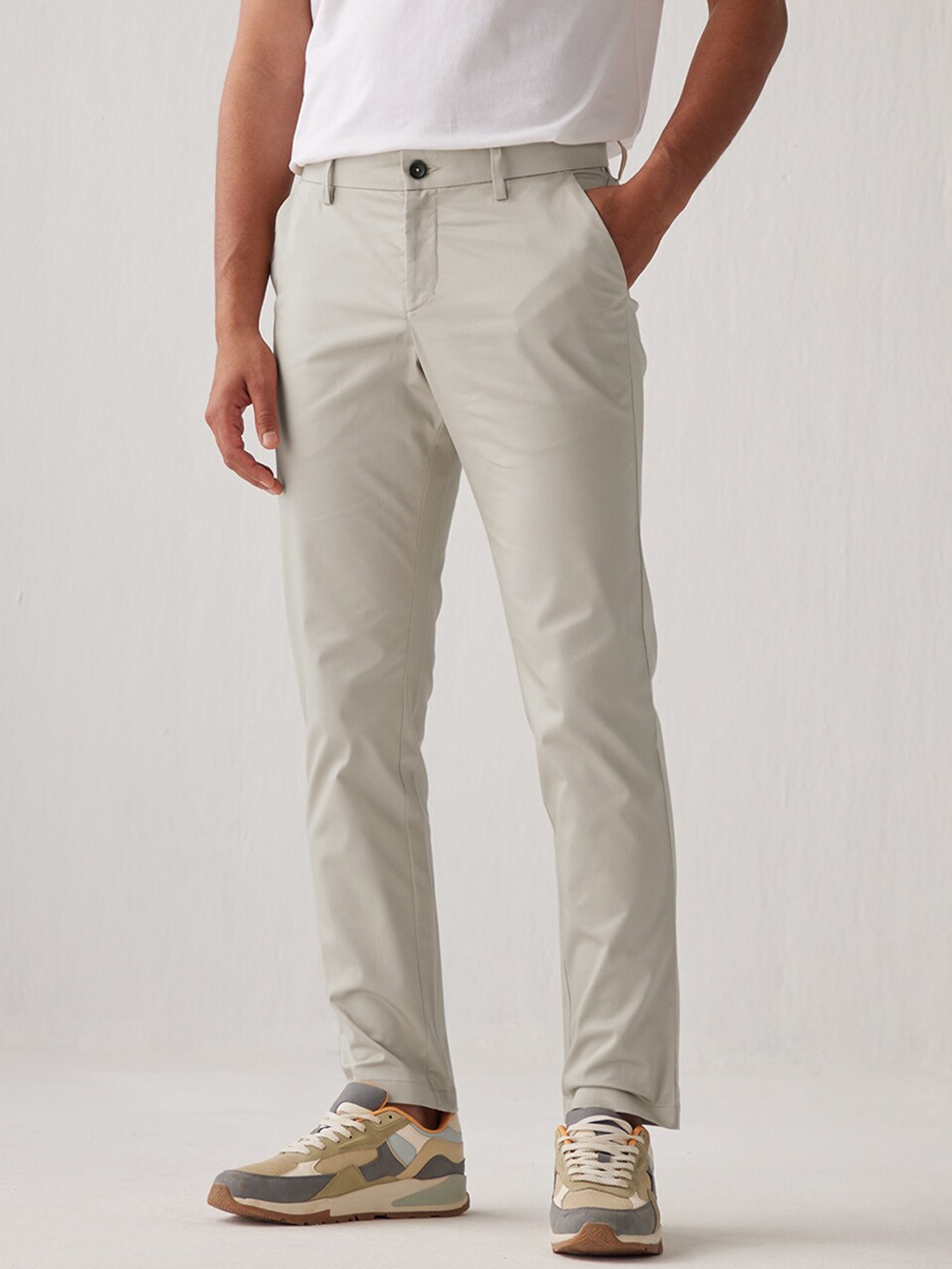 

Andamen Men Mid Rise Easy Wash Slant Pocket Chinos, Grey