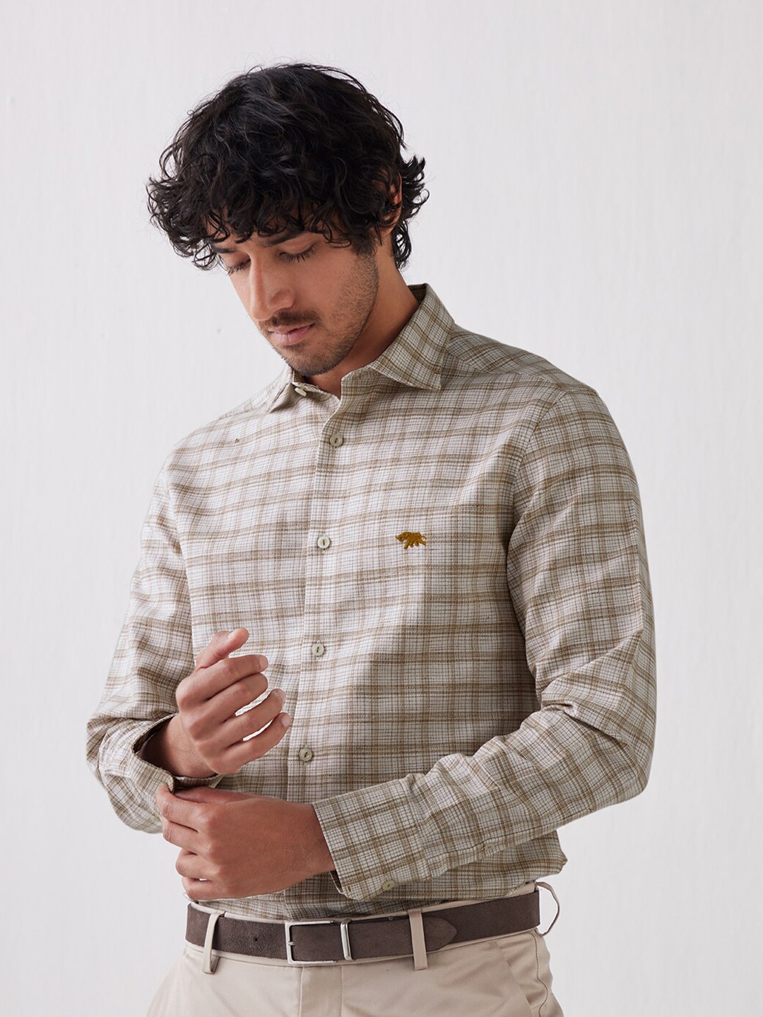 

Andamen Checked Cutaway Collar Cotton Casual Shirt, Khaki