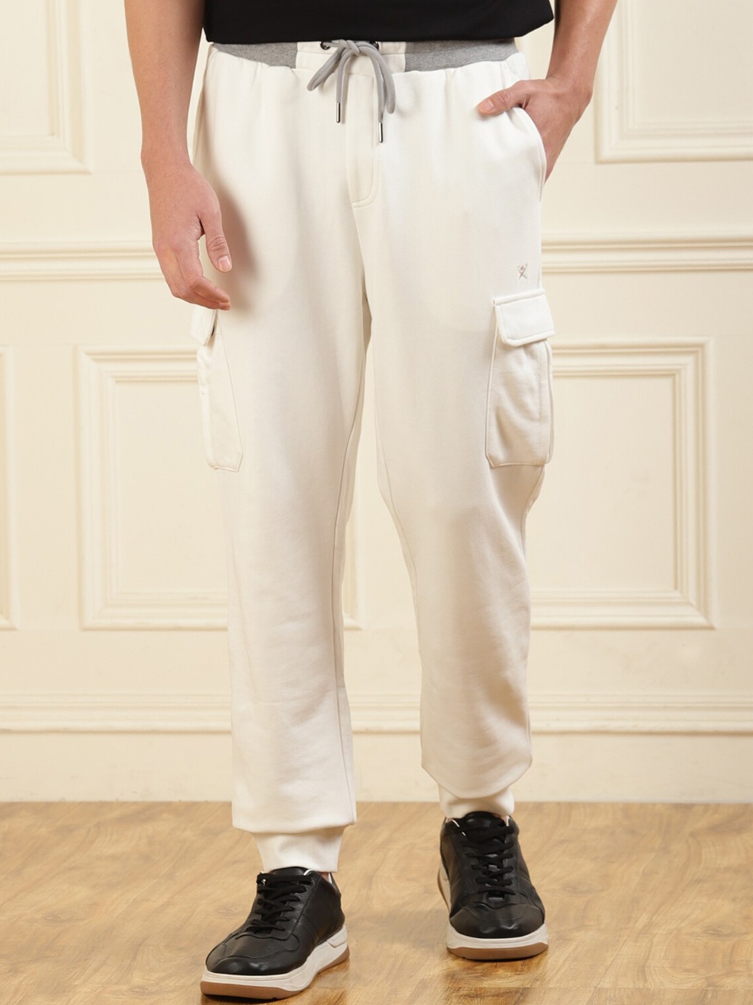 

HACKETT LONDON Men Mid Rise Cotton Cargo Trousers, Cream