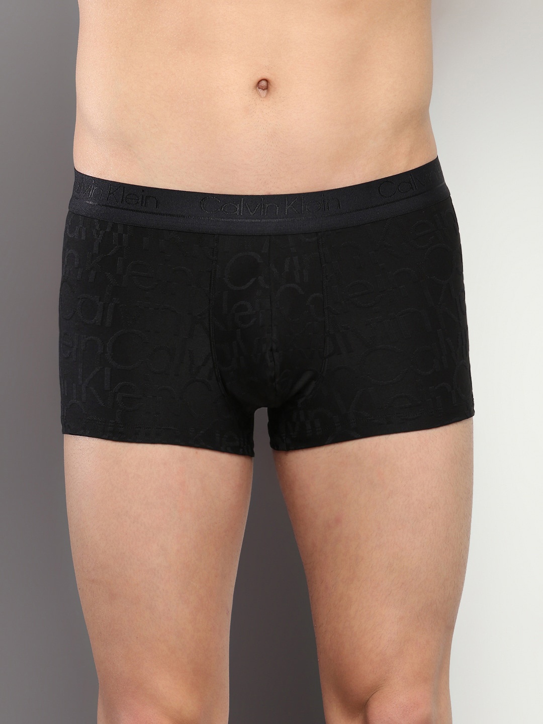 

Calvin Klein Underwear Men Mid-Rise Trunk NB3392UB1, Black