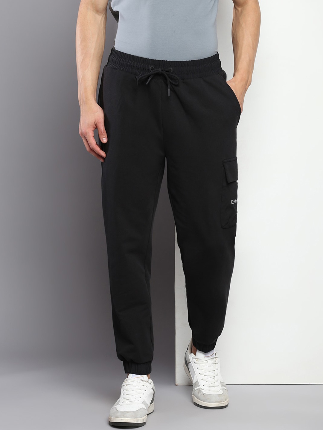 

Calvin Klein Jeans Men Brand Logo Printed Mid-Rise Joggers, Black