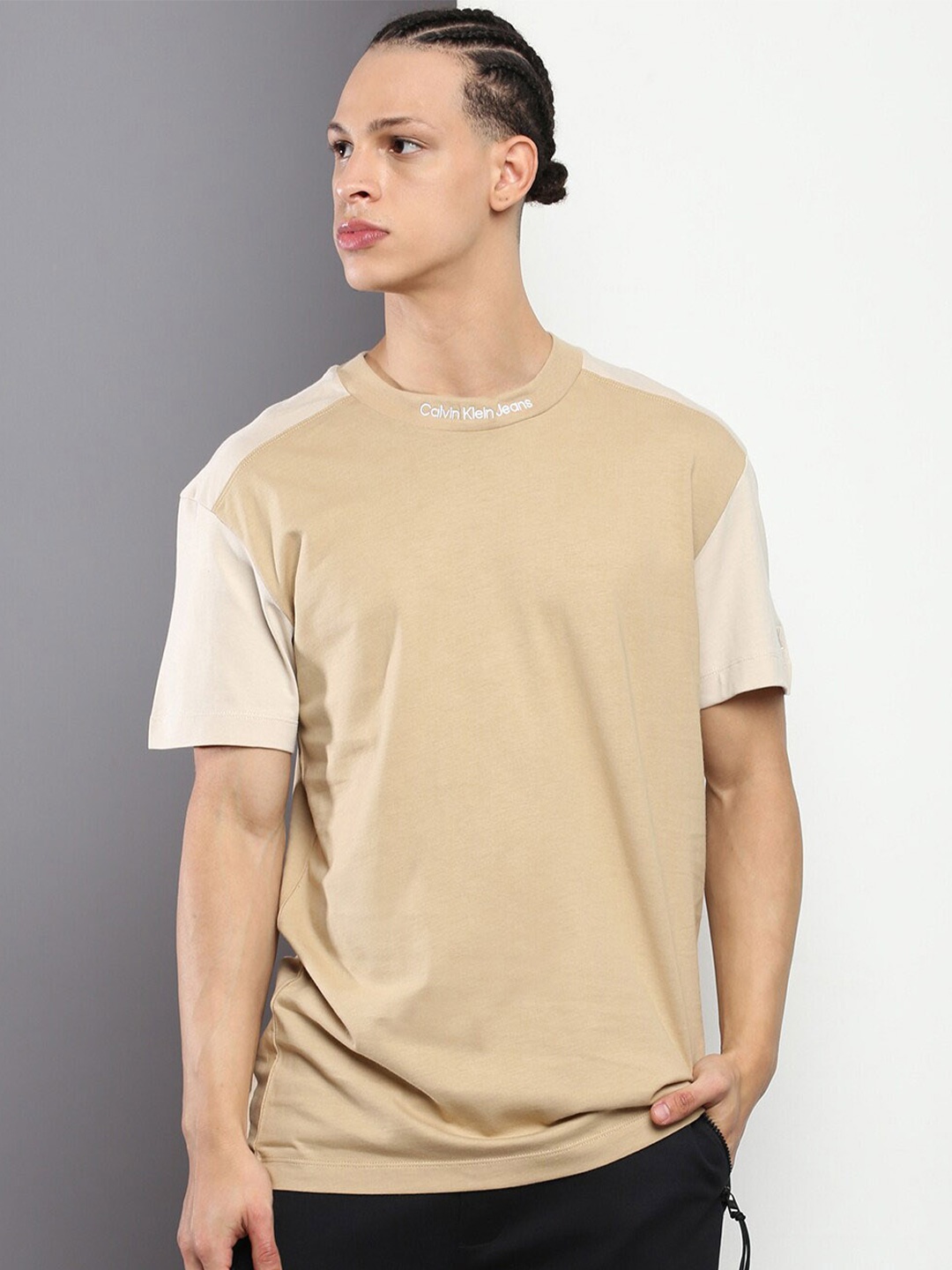 

Calvin Klein Jeans Slim-Fit Round Neck T-shirt, Beige