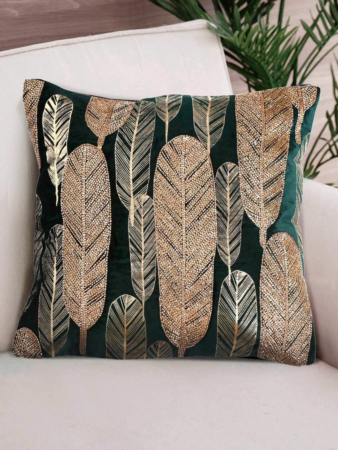 

NISRAG HOME Green & Gold-Toned Embellished Velvet Square Cushion Cover