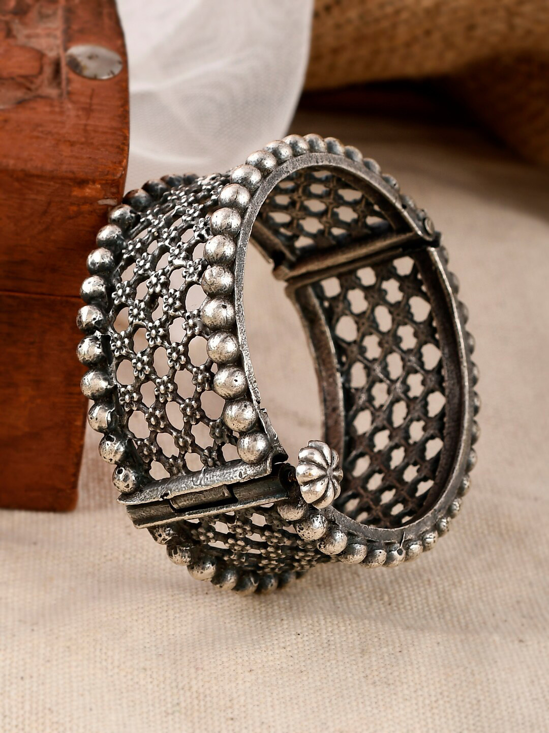 

AQUASTREET JEWELS Silver-Plated Flower Motif Detailed Brass Bangle