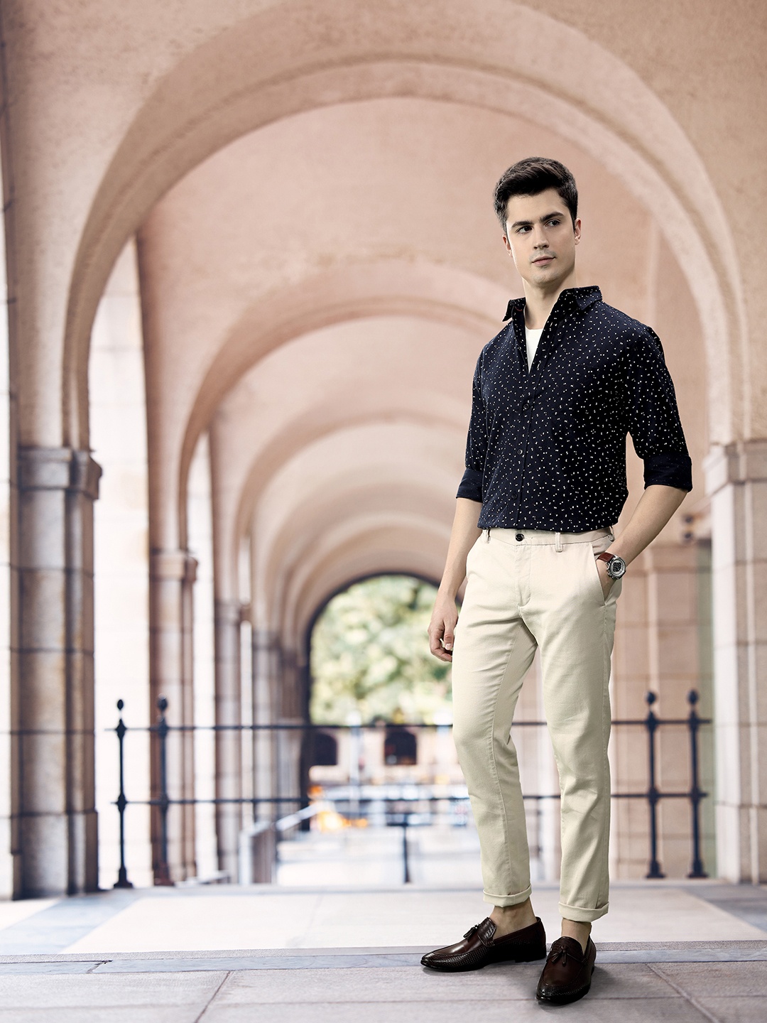 

INVICTUS Slim Fit Floral Printed Pure Cotton Casual Shirt, Navy blue