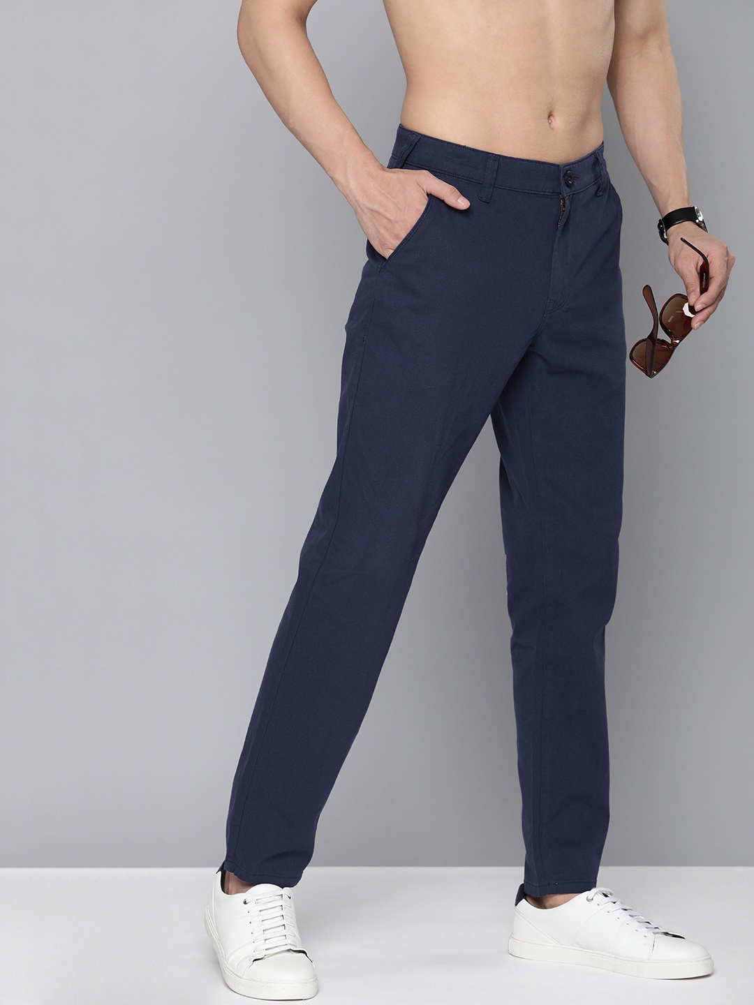 

HERE&NOW Men Slim Fit Solid Mid-Rise Casual Trousers, Navy blue