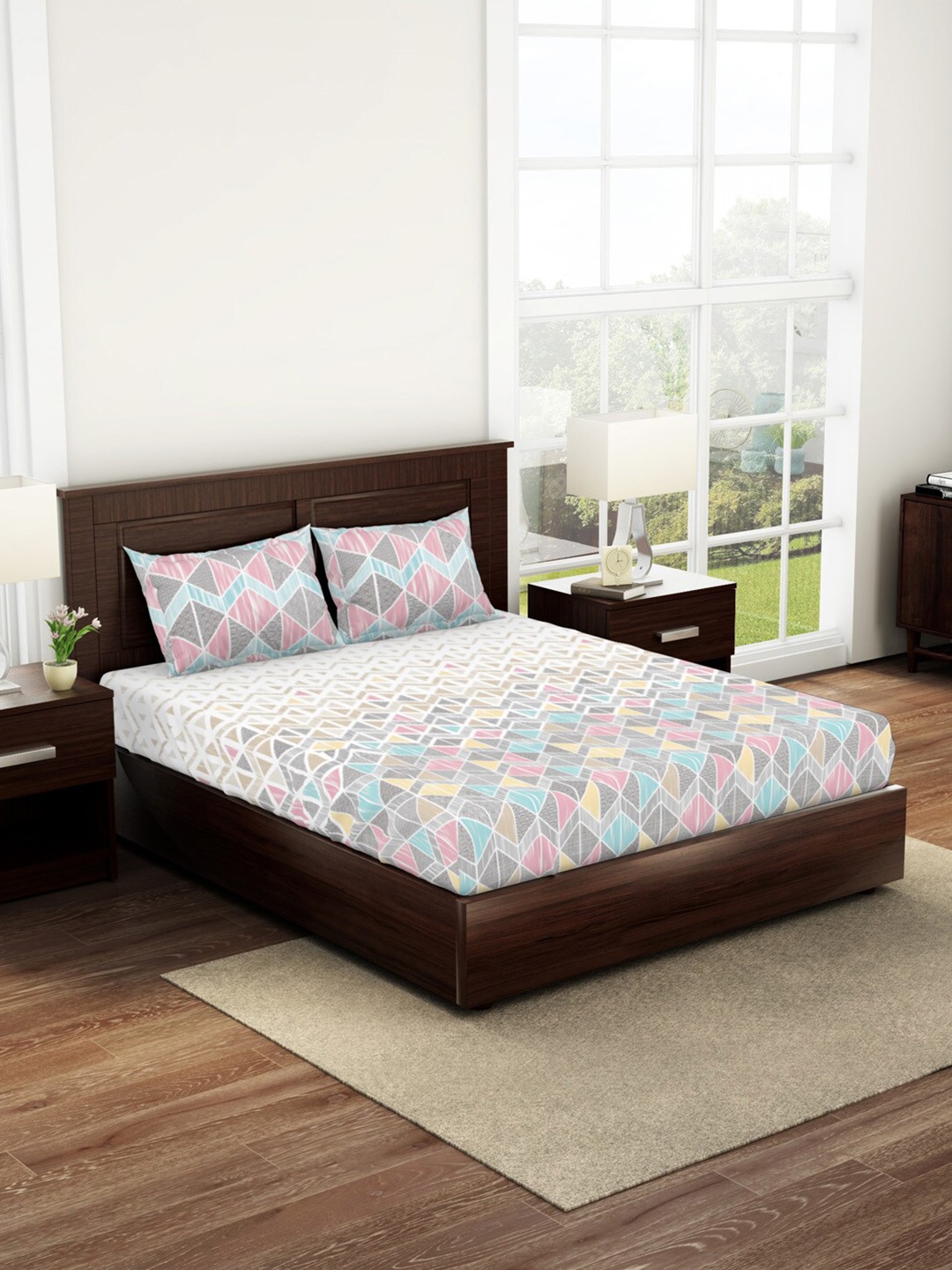 

SPACES Geostance White & Pink Geometric 180 TC Queen Bedsheet with 2 Pillow Covers