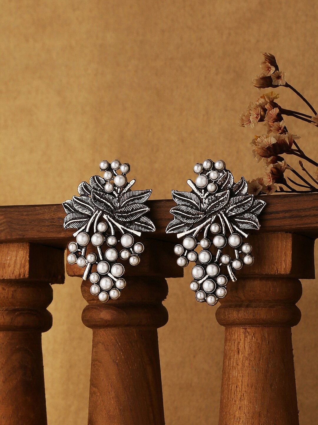 

Fida Silver-Plated Oval Stud Earrings, White
