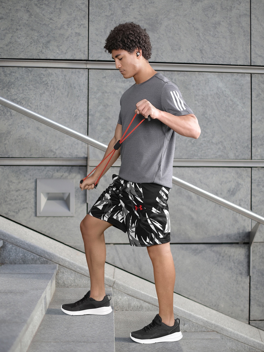 

UNDER ARMOUR Men Printed Loose Fit Low-Rise Sports Shorts, Black