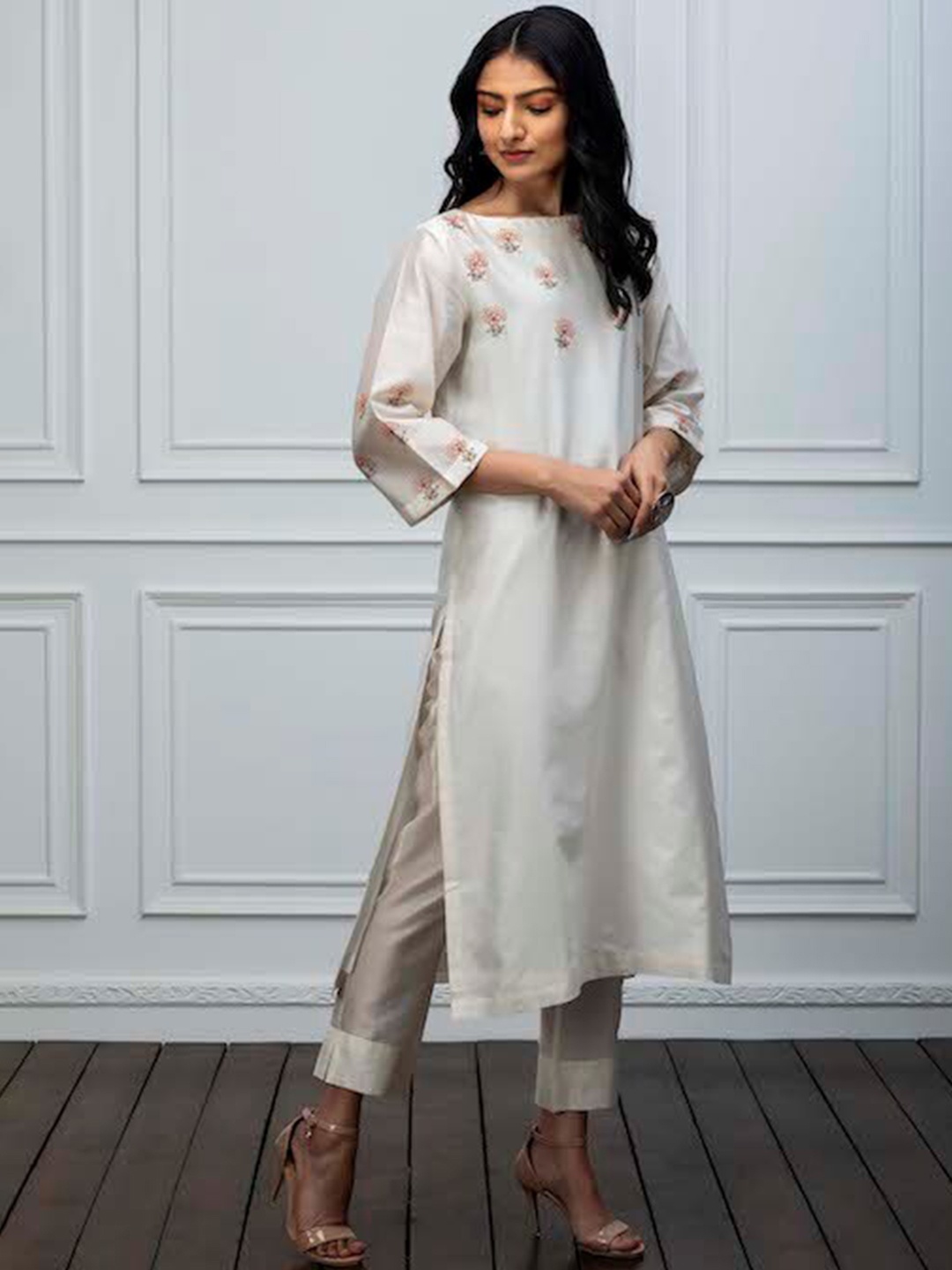 

SMRITI GUPTA Floral Embroidered Thread Work White Romance Regular Chanderi Silk Kurta, Off white