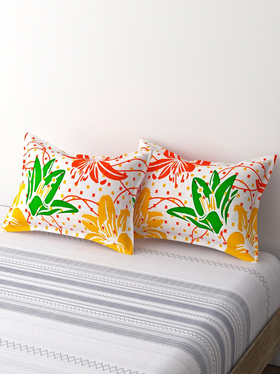 

Salona Bichona Exotica White & Red 2 Pieces Printed 104 TC Pure Cotton Pillow Covers