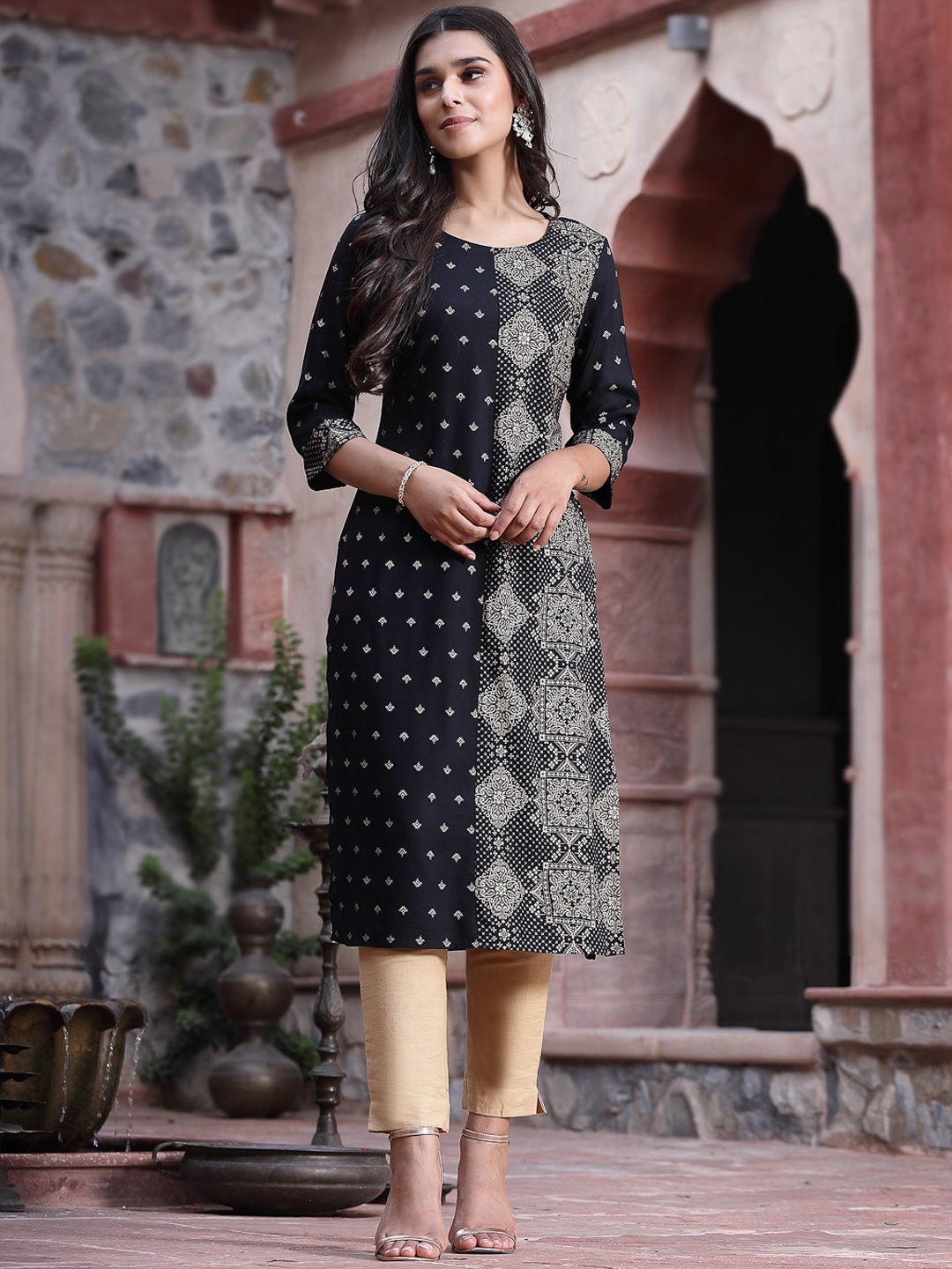 

Juniper Ethnic Motifs Printed Panelled Kurta, Black