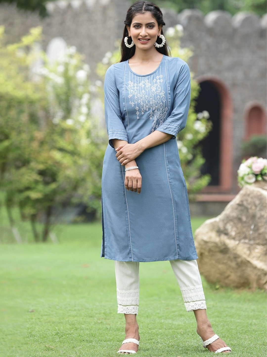 

Juniper Geometric Embroidered Panelled Kurta, Blue