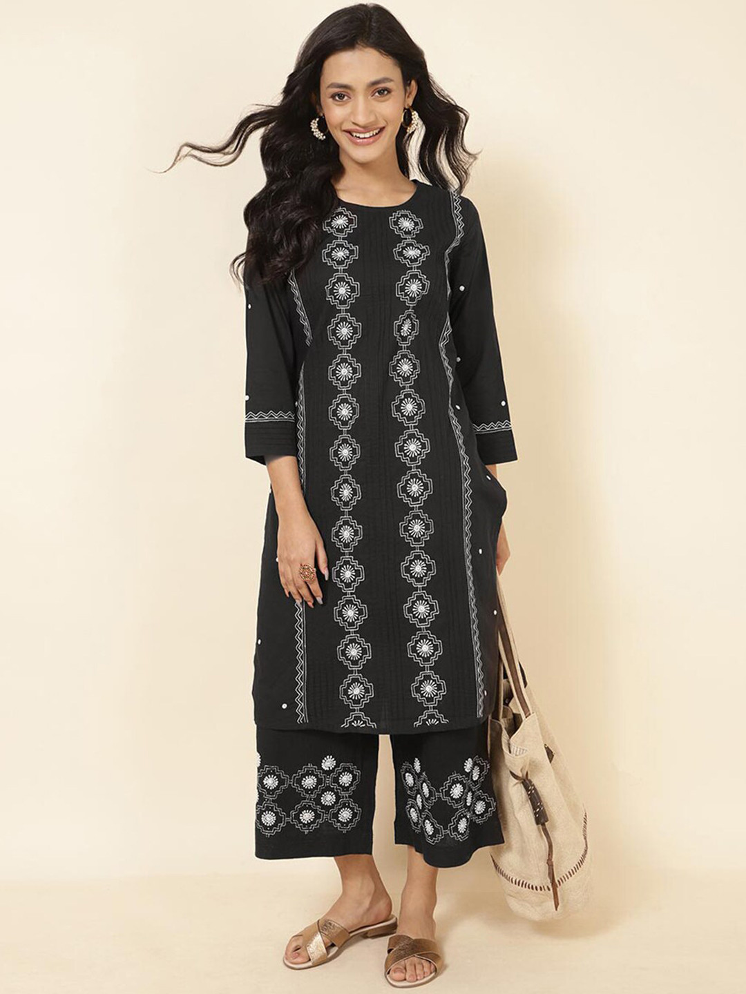 

Fabindia Geometric Embroidered Chikankari Pure Cotton Kurta, Black
