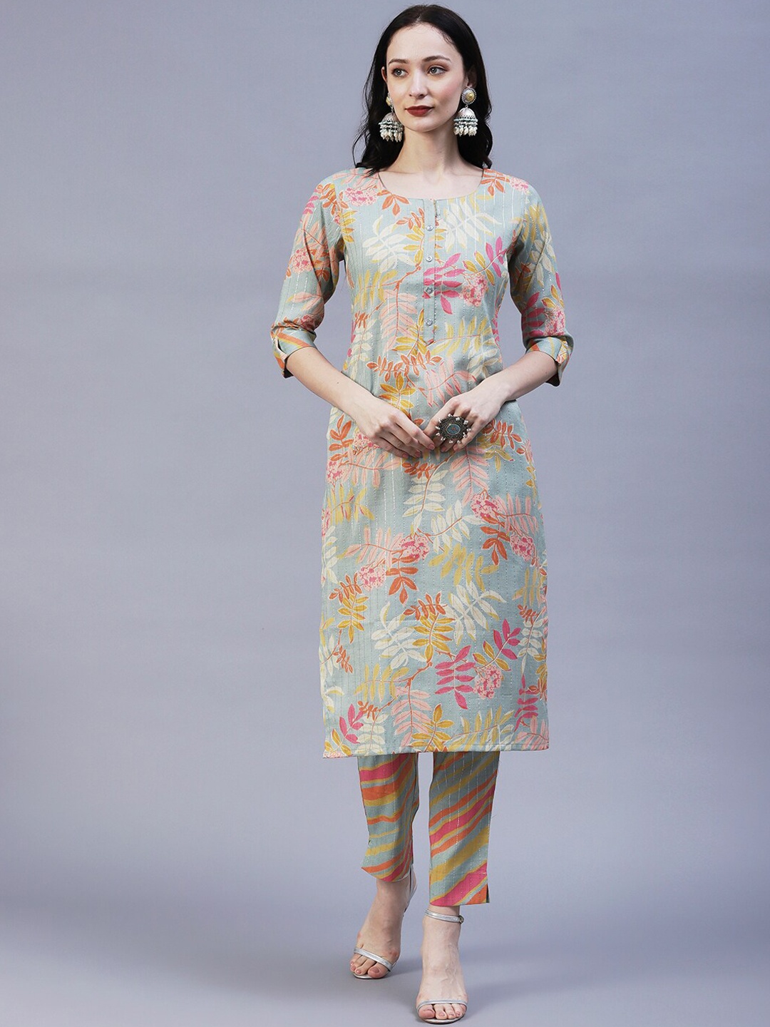 

FASHOR Floral Printed Roll Up Sleeves Regular Kurta With Trousers, Multi
