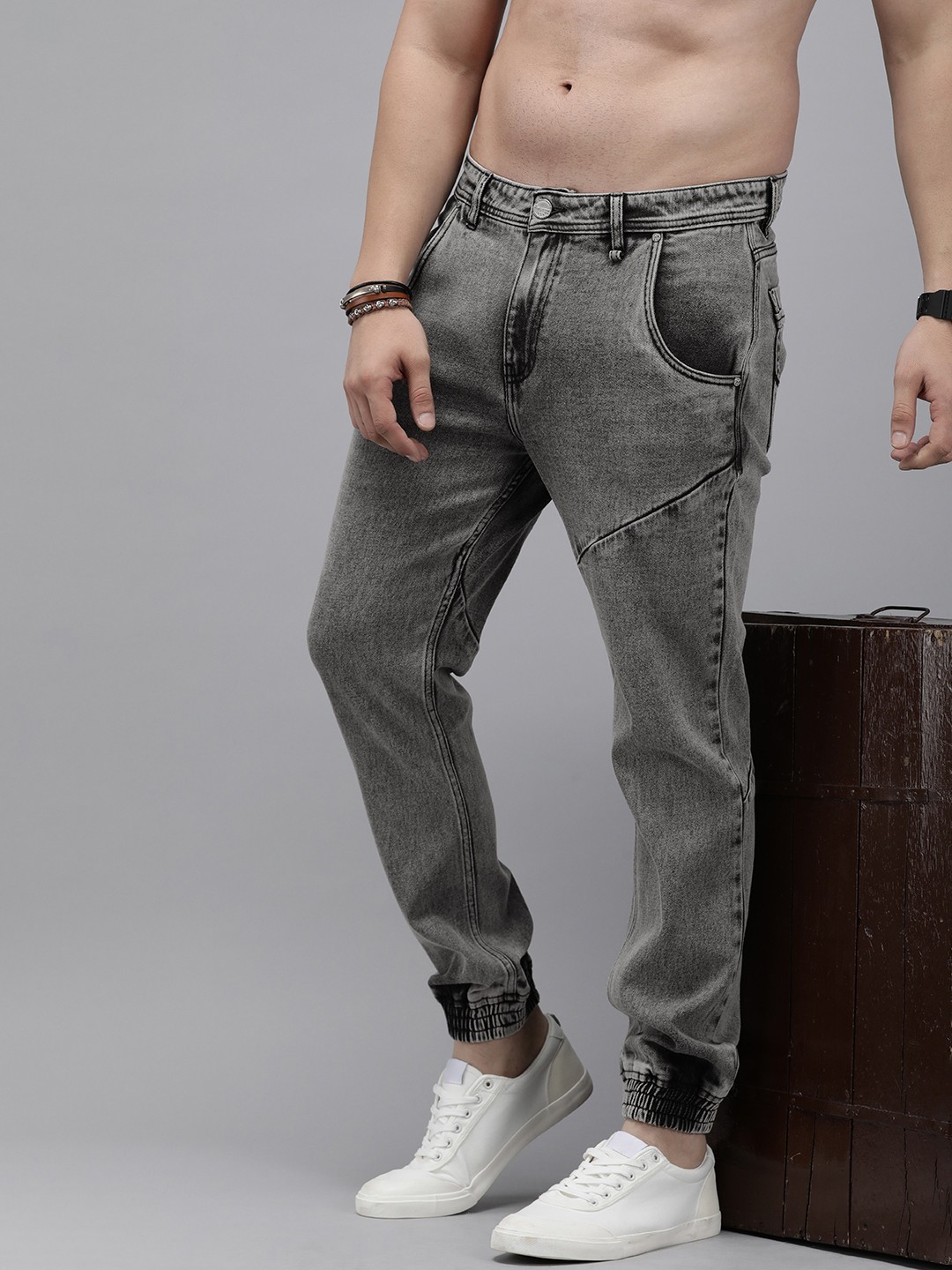 

The Roadster Lifestyle Co. Men Jogger Fit Heavy Fade Jeans, Grey