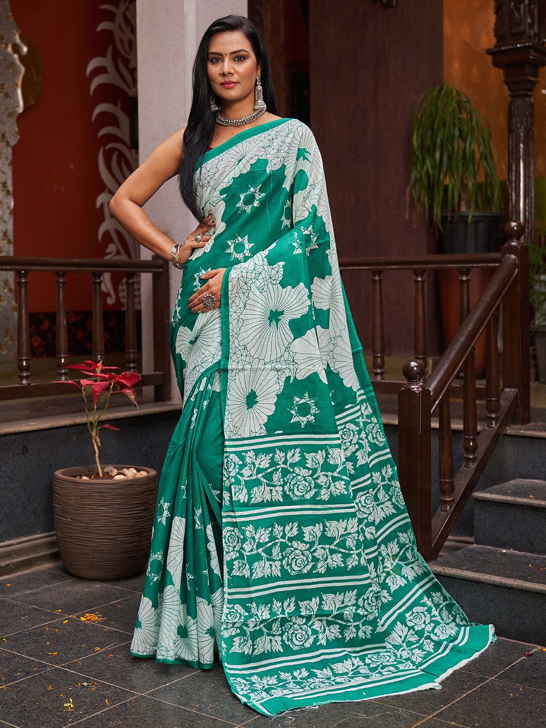 

KARAGIRI Floral Printed Saree, White