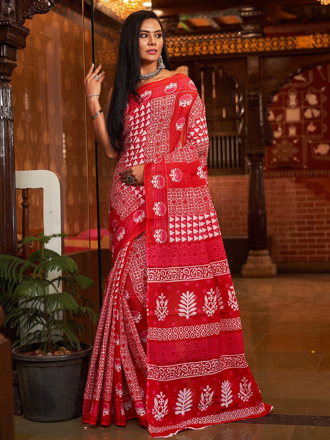 

KARAGIRI Ethnic Motifs Printed Saree, Red