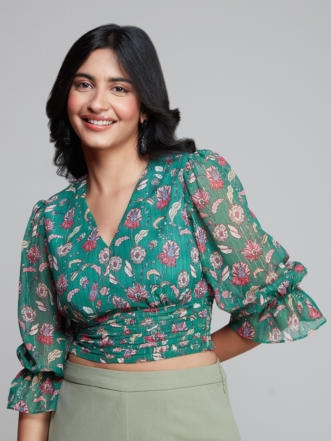 

20Dresses Floral Printed V-Neck Smocked Bell Sleeves Chiffon Crop Top, Green
