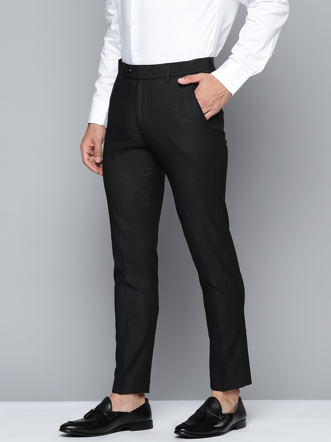 

DENNISON Men Smart Checked Tapered Fit Trousers, Black
