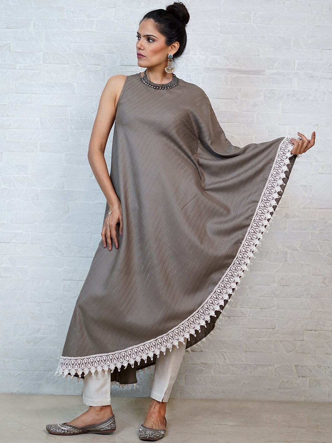 

FABNEST Striped Sleeveless Linen Kurta with Trousers, Grey